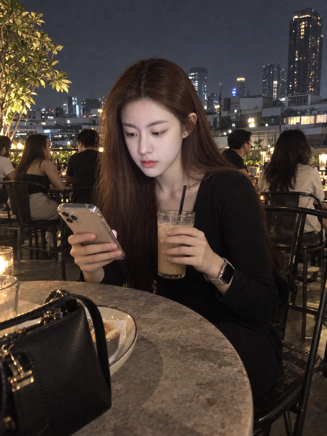 Photos sur le vif d'une fille d'à côté au café