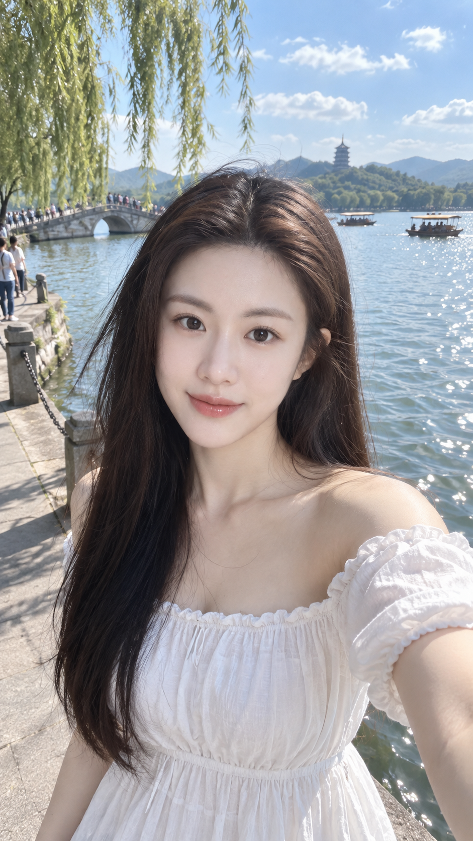 Phụ nữ chụp ảnh selfie bằng điện thoại bên hồ Tây Hàng Châu