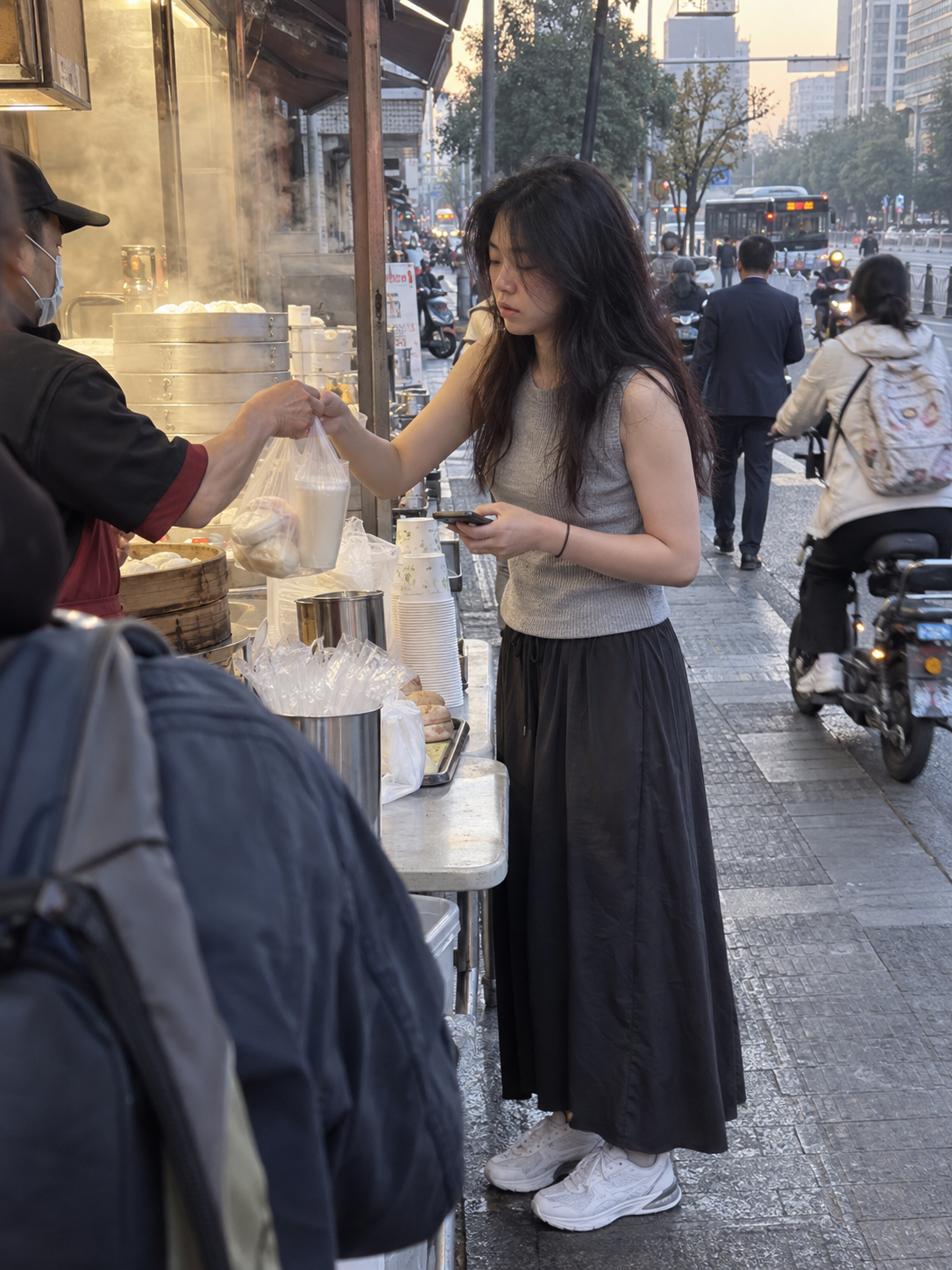 屋台の朝食店の前で撮影されたアジア人成人女性のリアルなスナップ