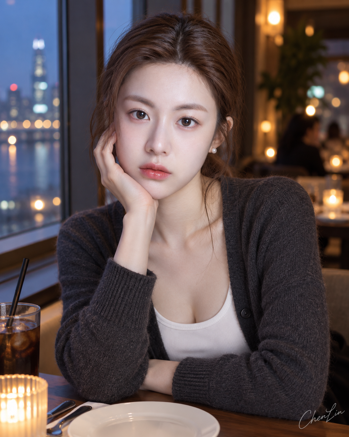 Portrait d'une femme adulte à l'émotion contenue près de la fenêtre du restaurant