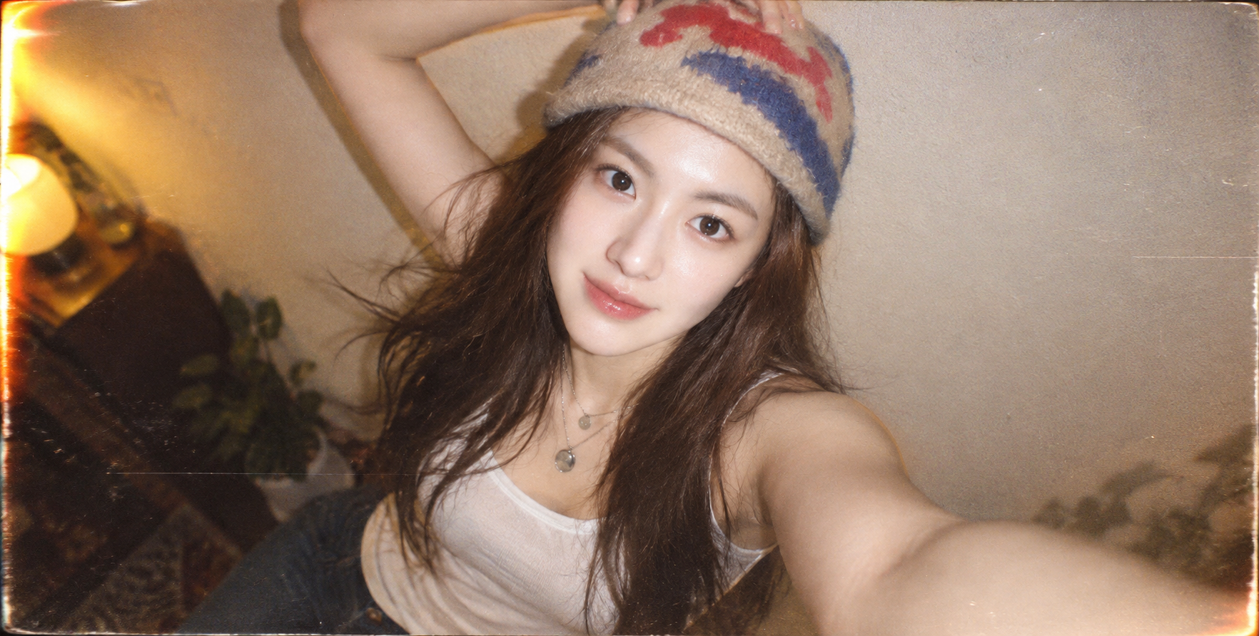 Ảnh selfie chụp lén trong nhà kiểu máy ảnh dùng một lần thập niên 90