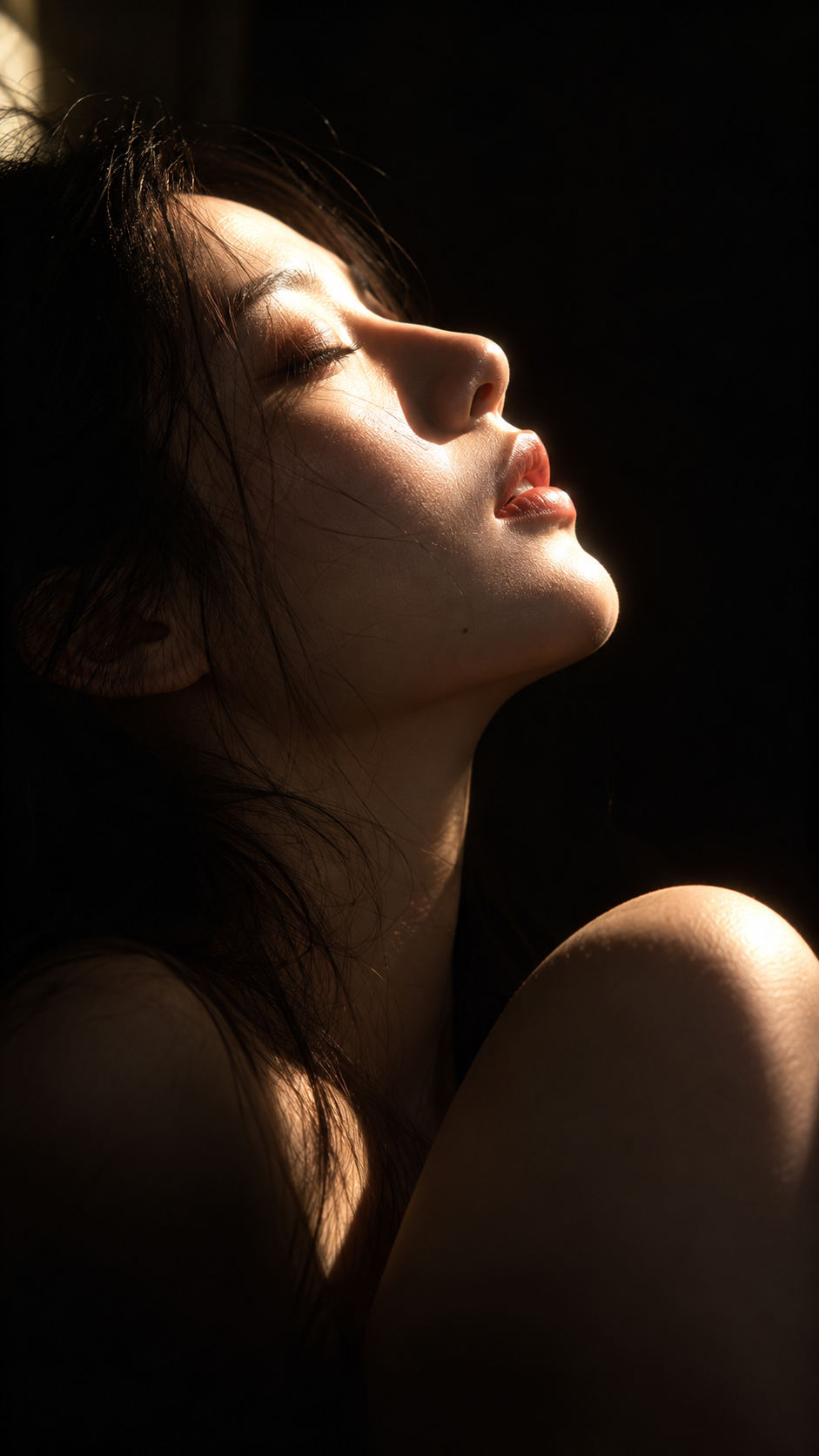 Portrait de profil minimaliste en forte lumière dans une pièce noire