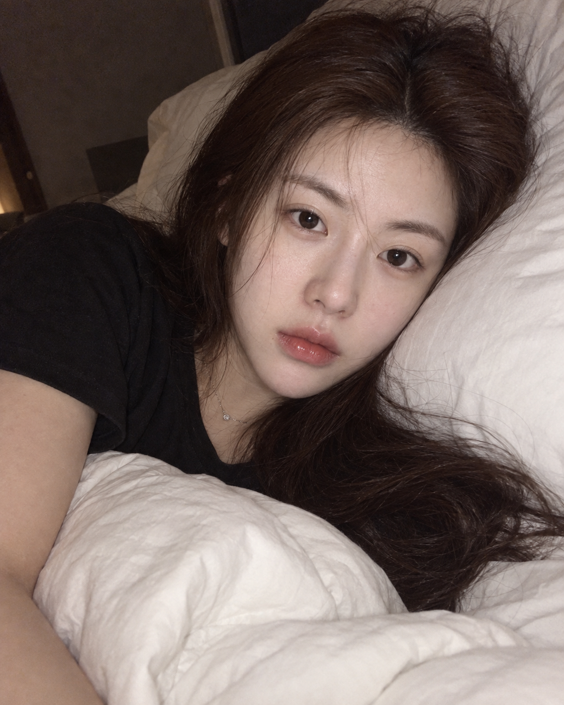 Phụ nữ trưởng thành selfie điện thoại trong phòng ngủ đêm khuya trước khi ngủ