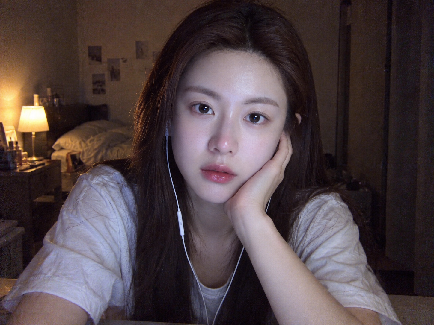 Gọi video đêm khuya với bạn gái phong cách Hàn, chất lượng webcam mờ