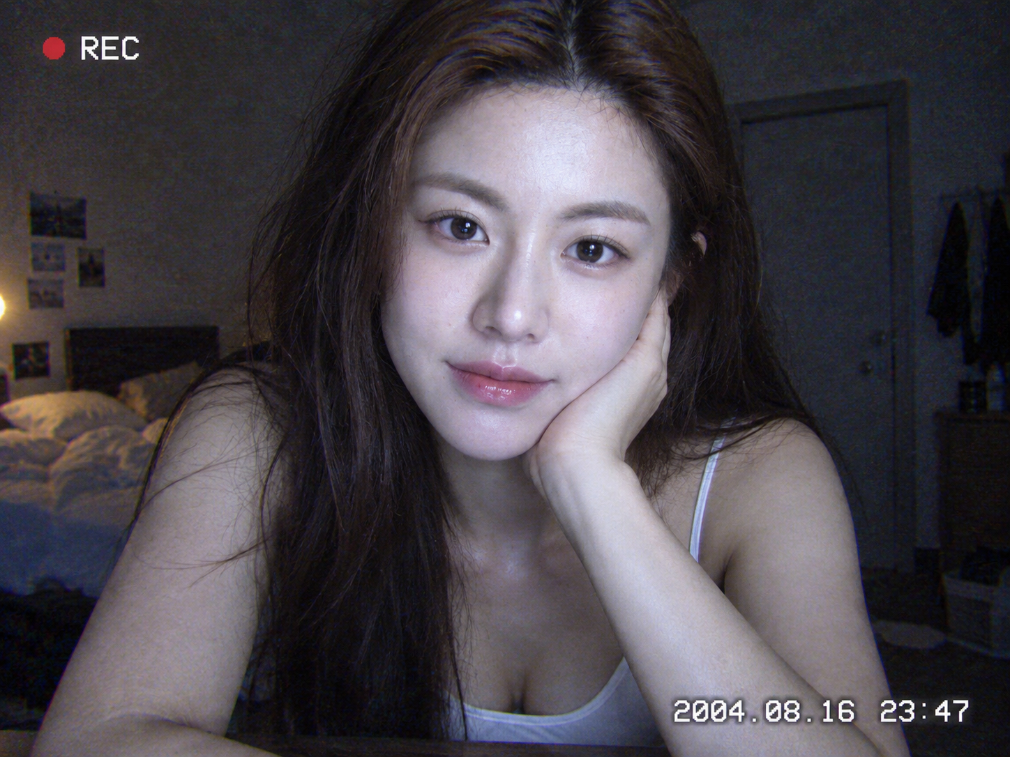 Chân dung khung hình tạm dừng từ webcam phòng ngủ đầu thập niên 2000