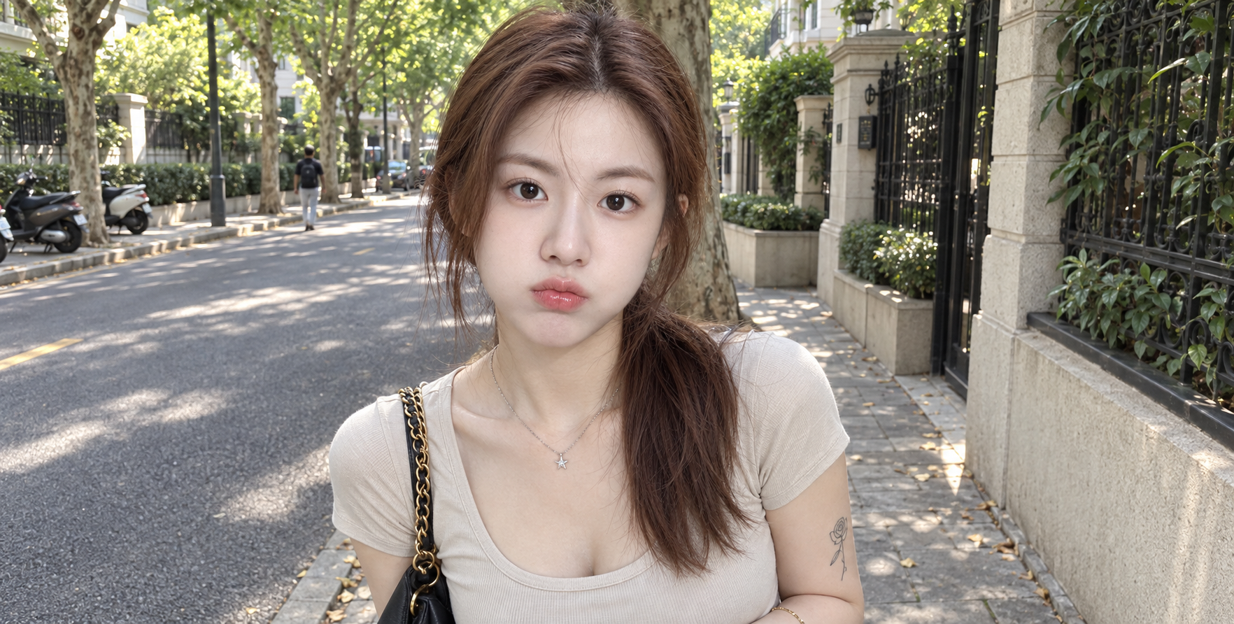 Chân dung đường phố RAW trên điện thoại: phụ nữ Đông Á với tóc đuôi ngựa thấp lệch bên
