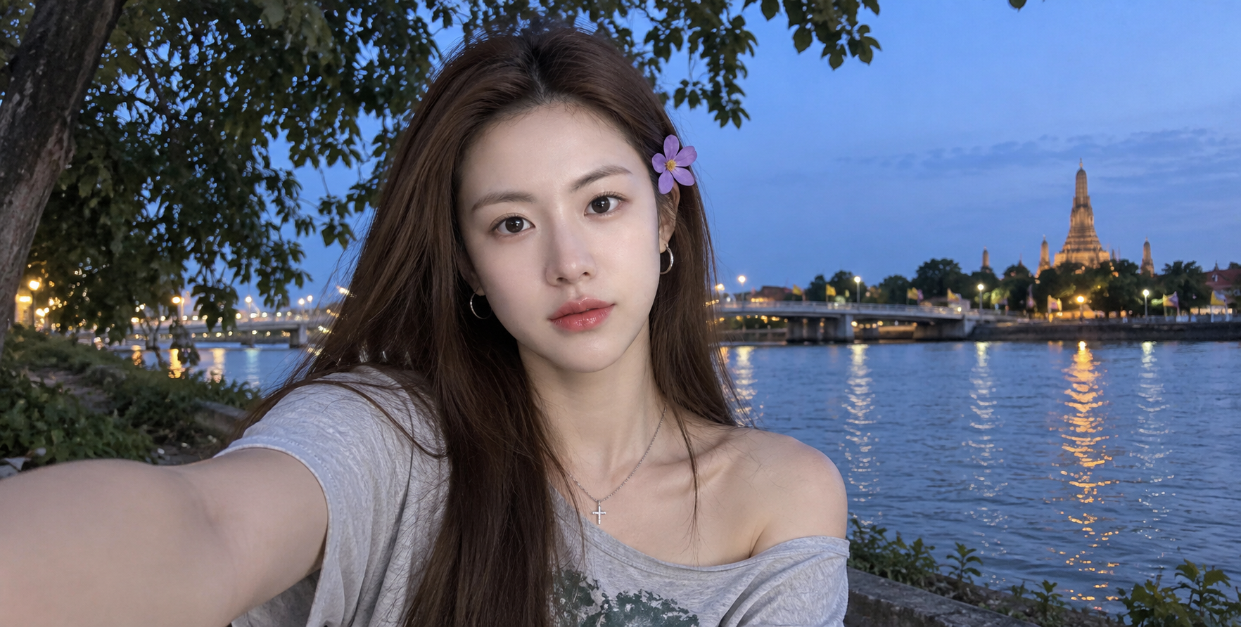 Portrait selfie extérieur d'une femme aux longs cheveux, style amateur