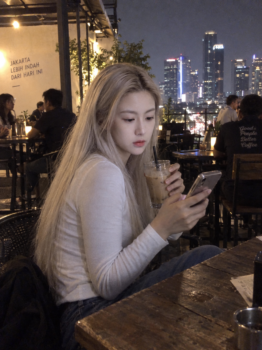 Đêm trên mái nhà Jakarta: ảnh chụp chân thực gần gũi