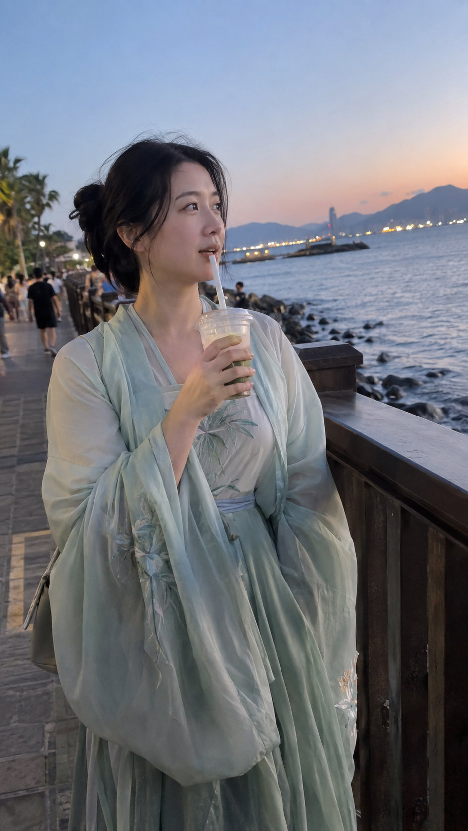 海辺で新中式漢服の女性をiPhoneでスナップ