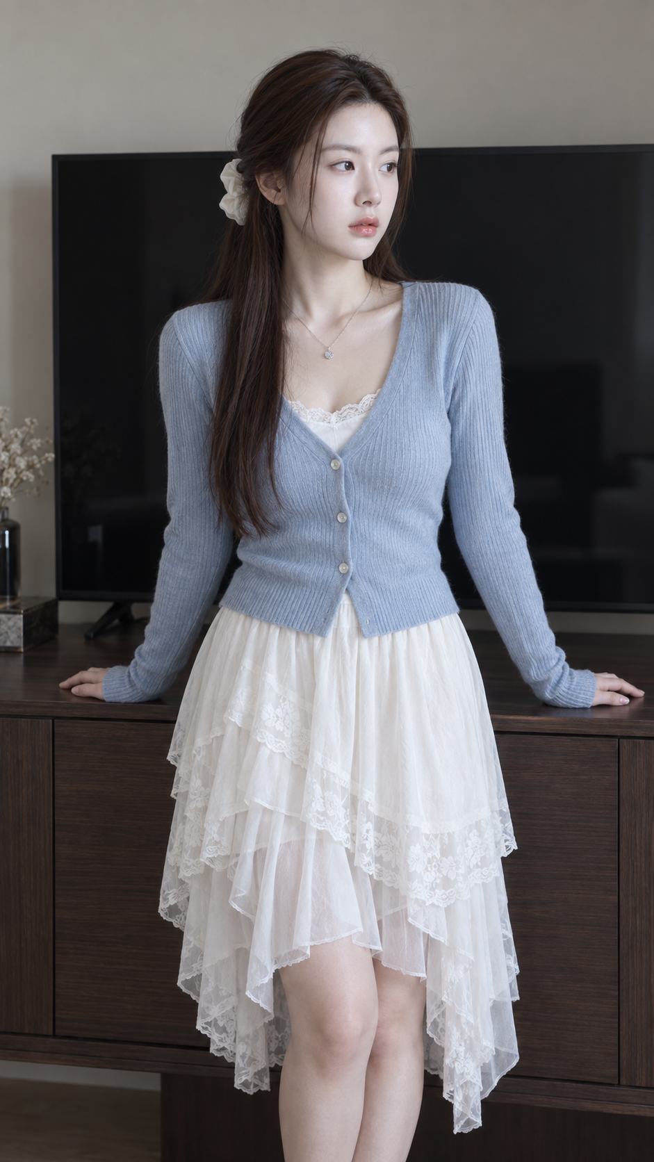 Portrait réaliste en intérieur, gilet bleu clair et robe blanche