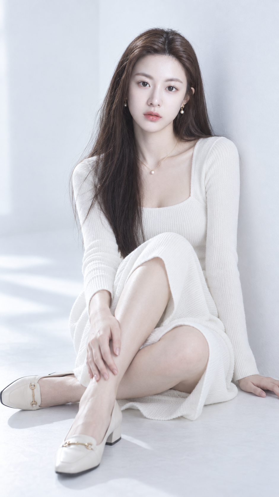 冷白色のスタジオ撮影の合間に撮られた成人女性のファッションポートレート