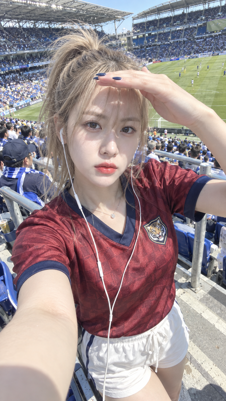 Selfie d'une femme adulte dans les gradins d'un stade en été