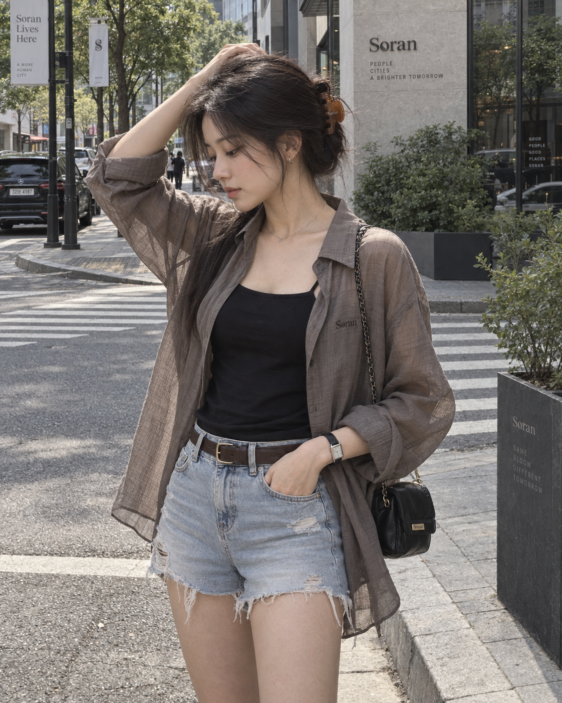 Portrait réaliste d'une femme d'Asie de l'Est, street style urbain pour la marque Solane