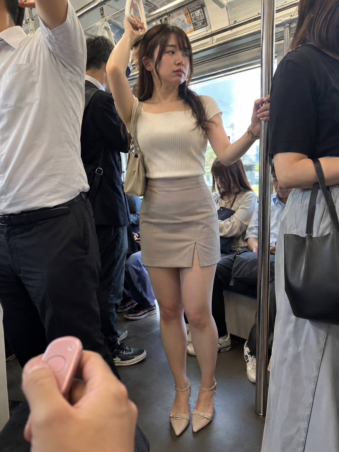 Vue subjective d'une jeune fille élégante en jupe dans un tram bondé