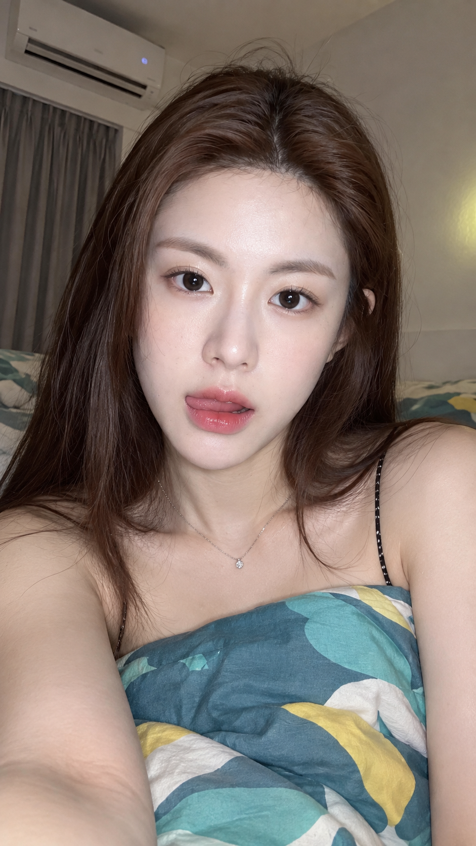 東南アジアの女性が寝室でスマホ自撮りする写実的ポートレート