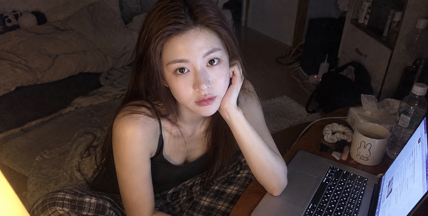 深夜のほろ酔い少女を真上から見下ろしたPCデスク