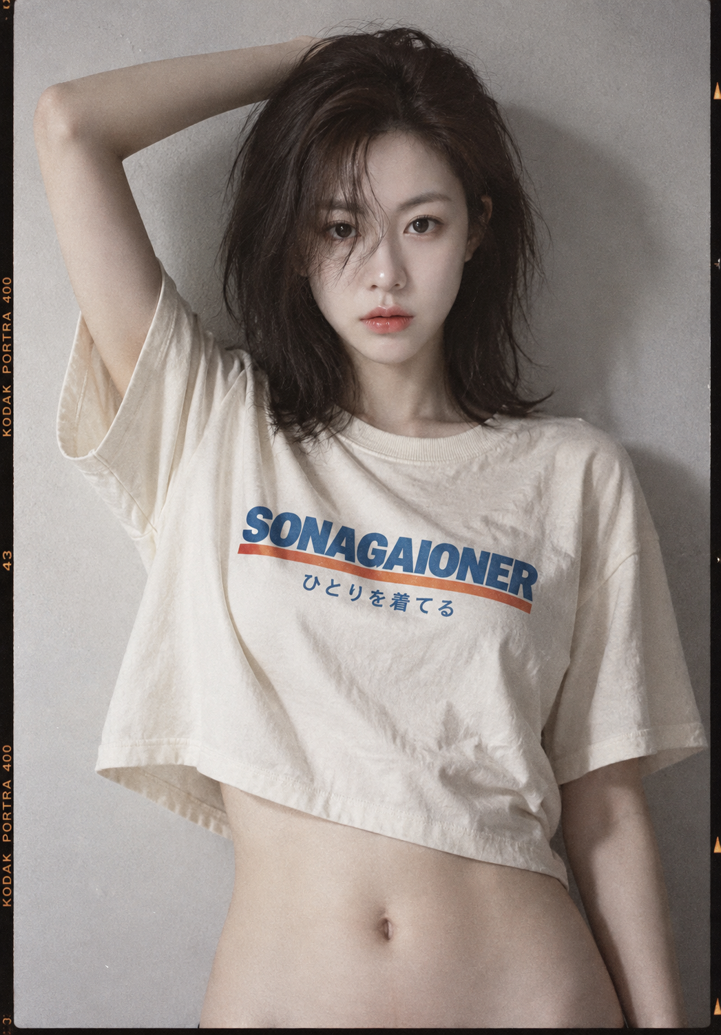胶片风东亚女性露脐上衣人像
