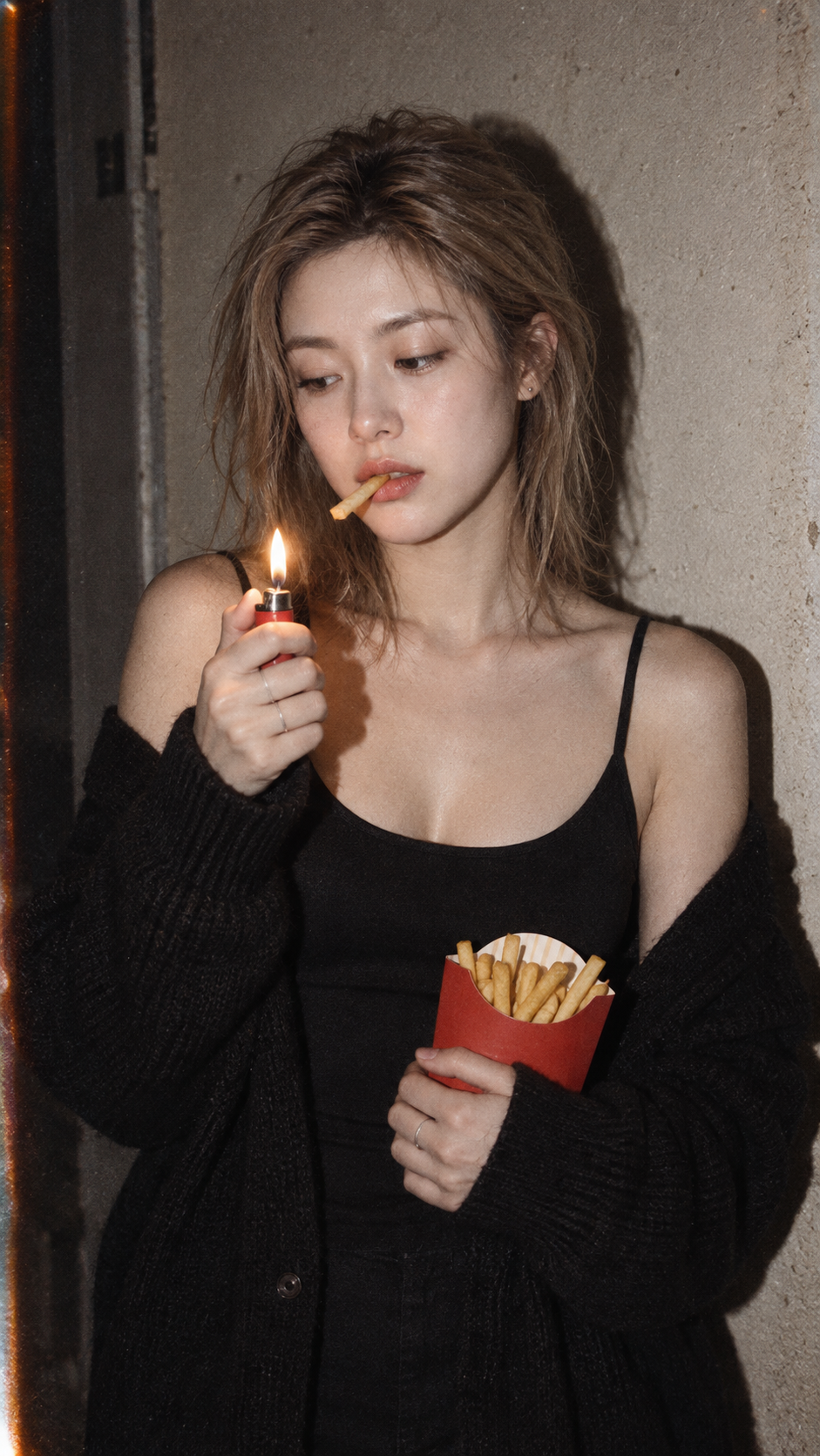 夜の微光の中、フライドポテトをくわえた成人女性のフィルム肖像