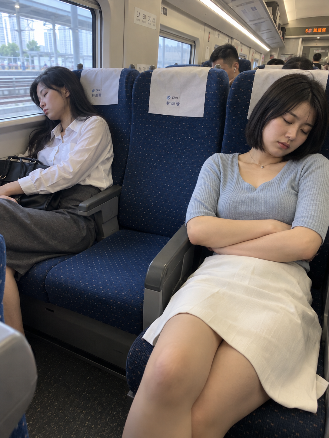 Photo prise sur le vif d'une femme fatiguée somnolant dans une voiture de train à grande vitesse chinois