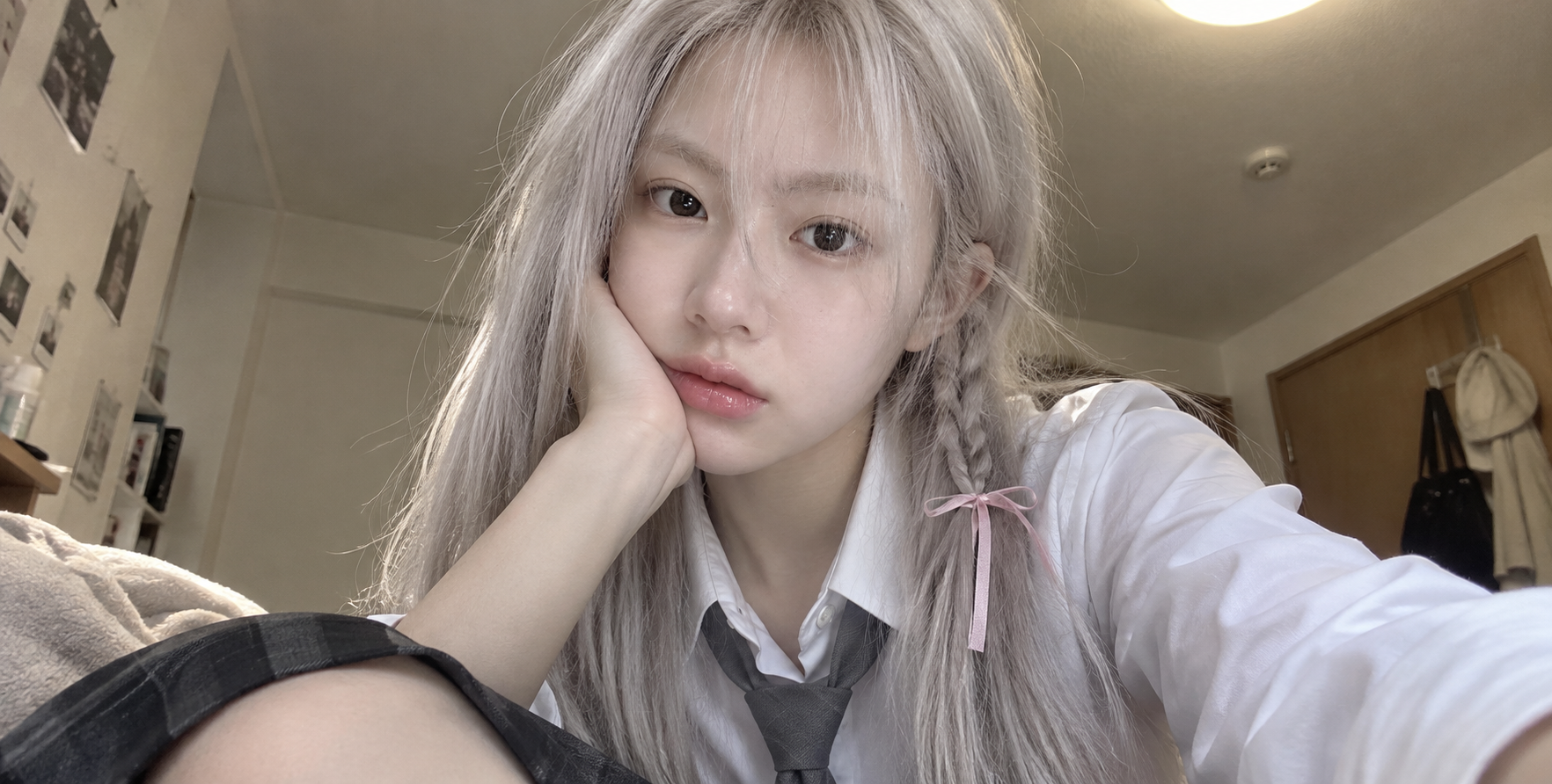 銀髪の日本人少女のスマホ自撮り写実風