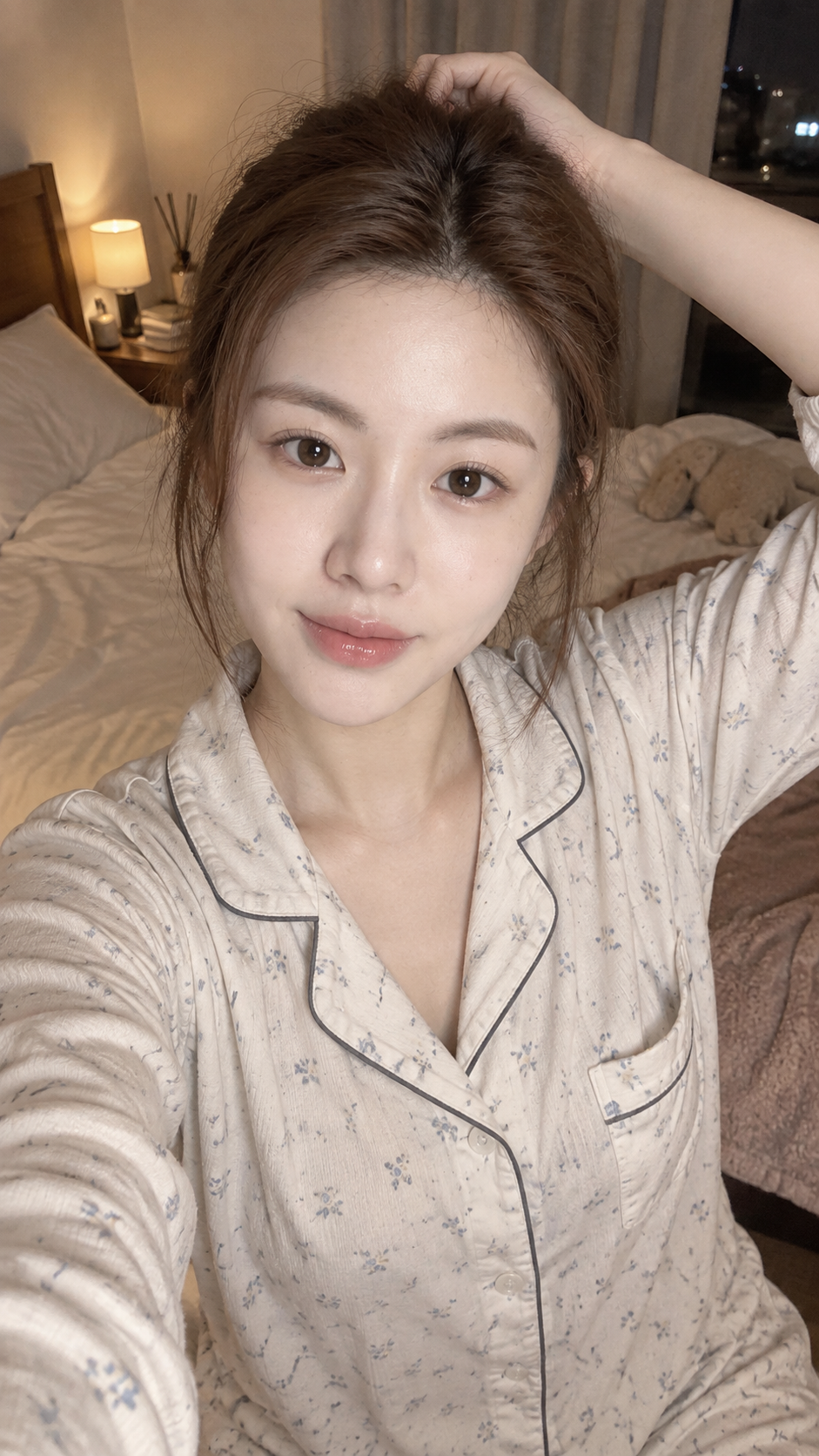 成年日系女性睡前手机肖像