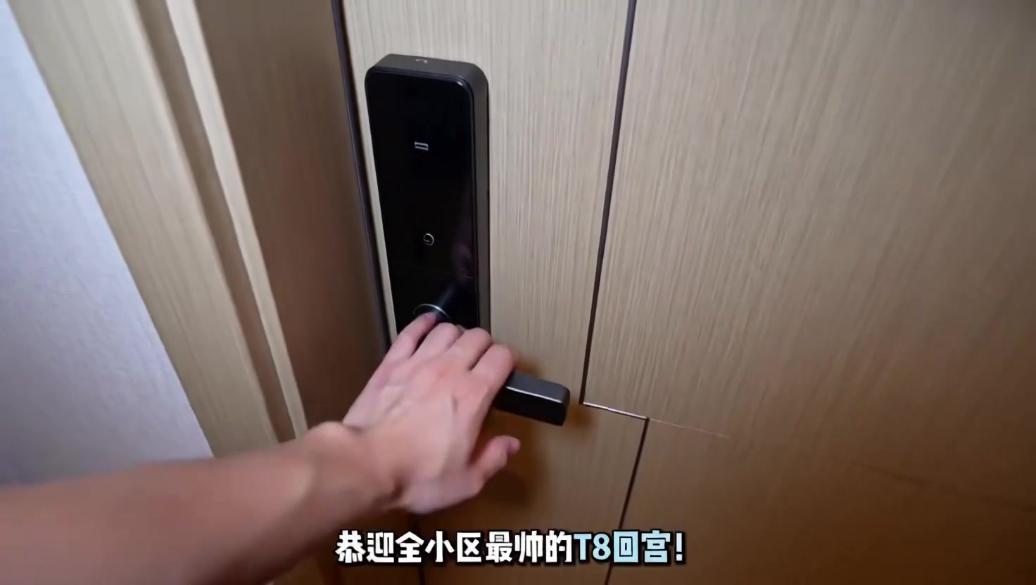 Vue à la première personne : ouvrir la porte pour accueillir avec badinage