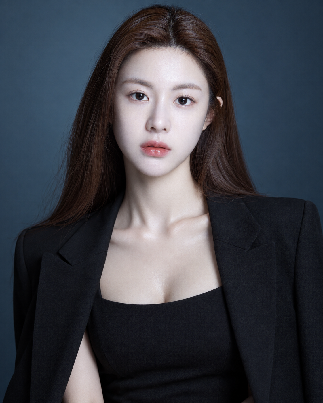 ミニマリストな韓国人女性のラグジュアリースタジオポートレート