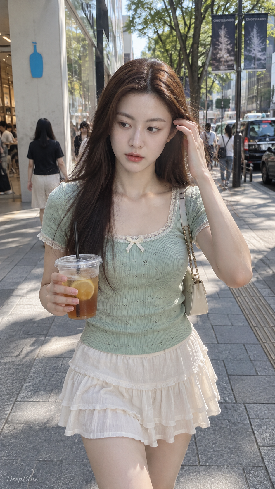 Photo de rue au téléphone un après-midi d'été à Omotesando, Tokyo