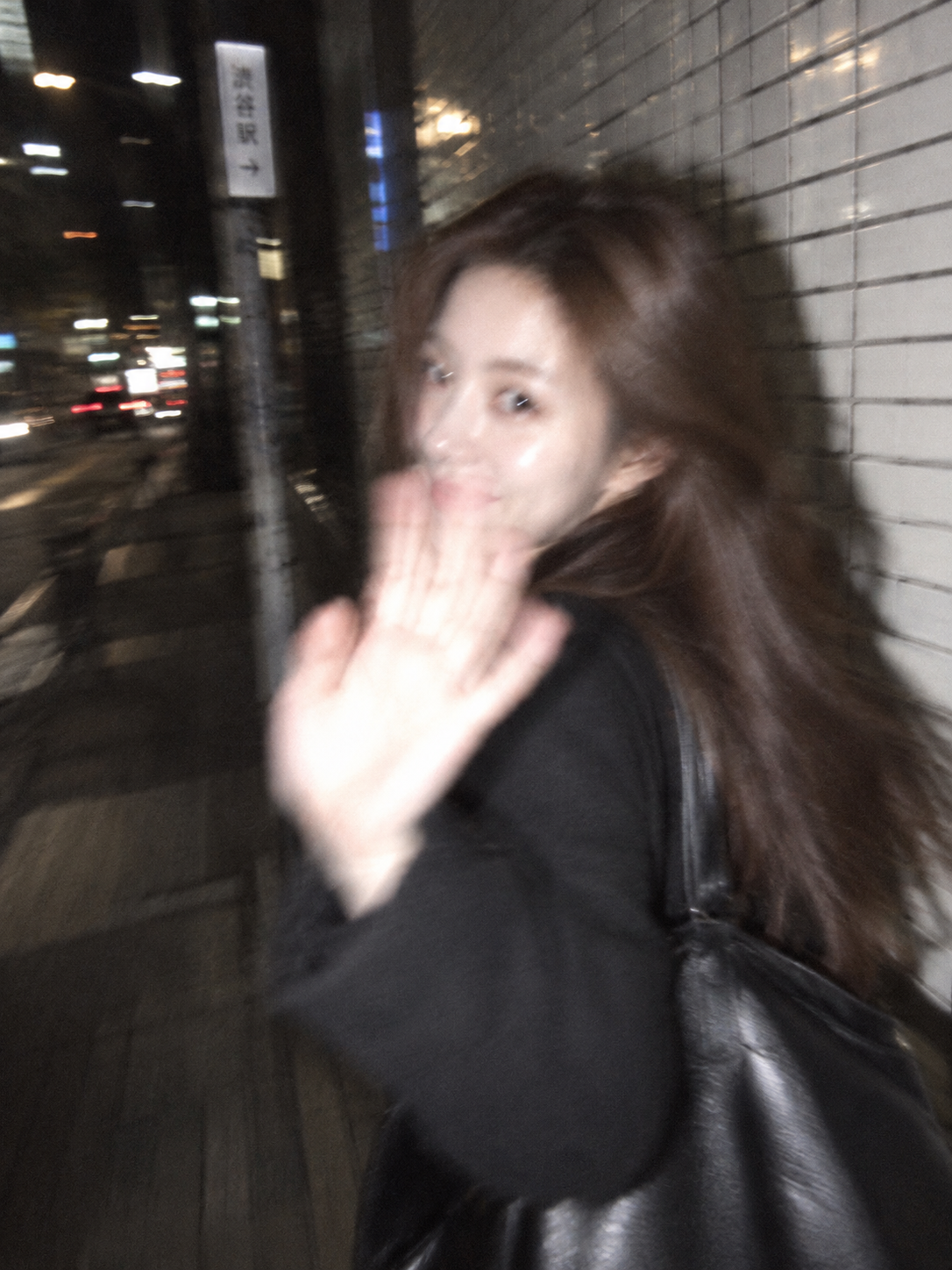 東京の街角でスナップしたぼやけた夜の人像