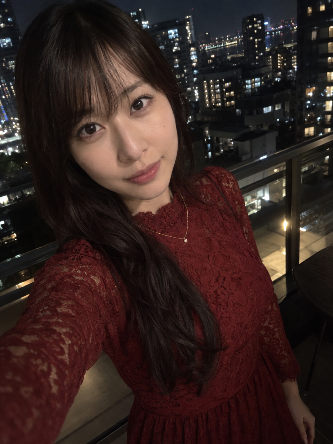Selfie nocturne urbain d'une Japonaise en robe de dentelle cramoisie