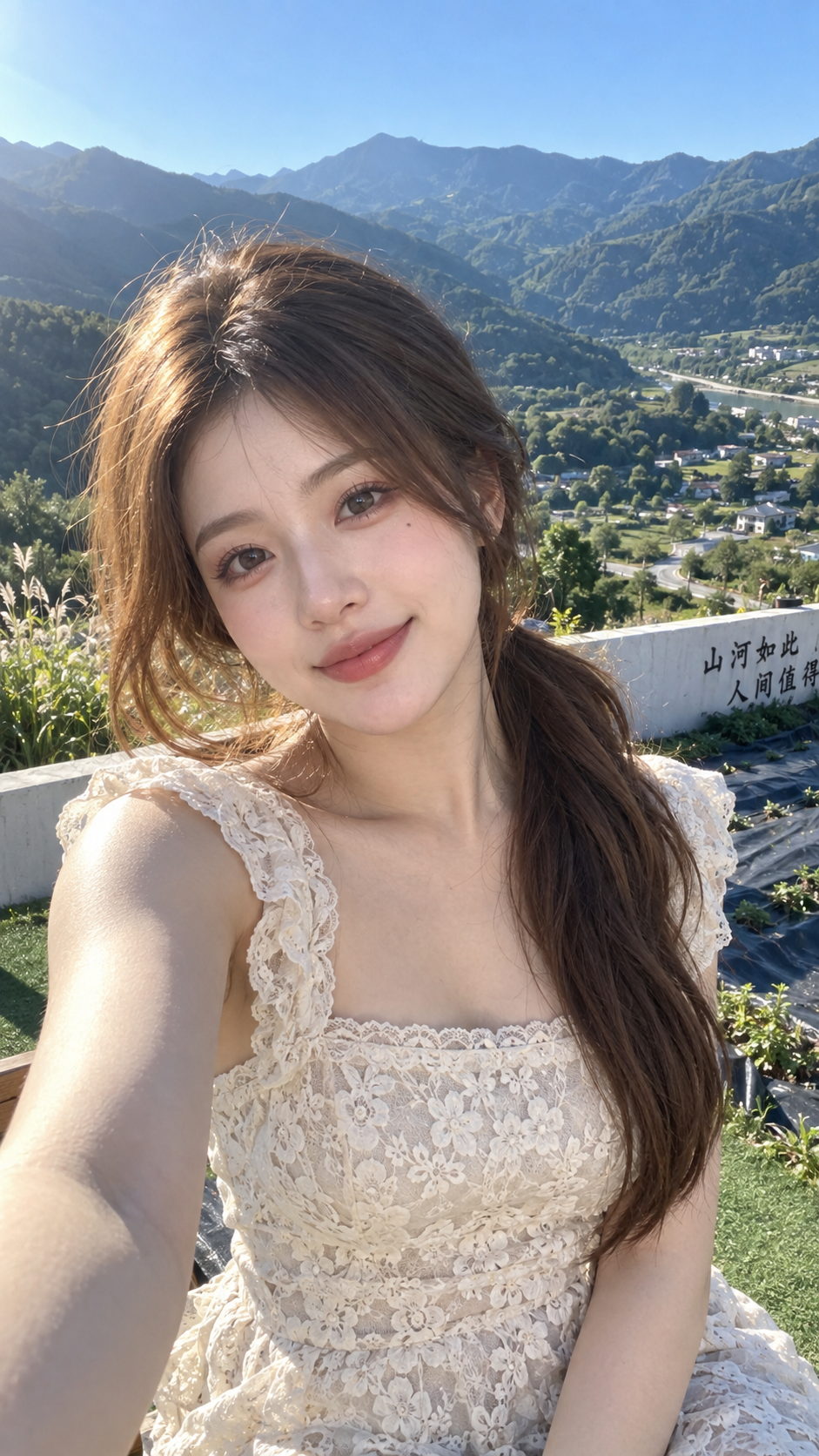 Selfie vertical réaliste d'une femme mûre en haut en dentelle dans la vallée