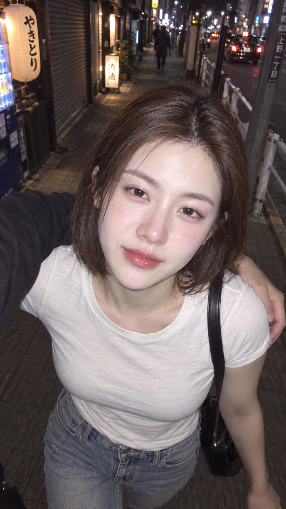 日本の深夜街角、ほろ酔い女性の一人称フラッシュスナップ