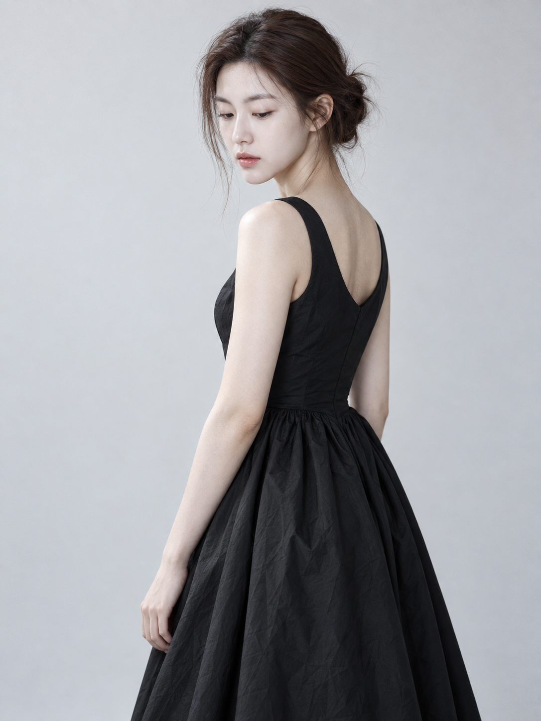 ミニマルな黒いドレスの東アジア女性の横顔と後ろ姿の肖像