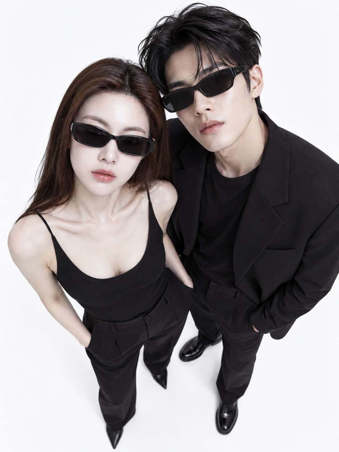 広角俯瞰ミニマルな黒縁眼鏡広告ポートレート