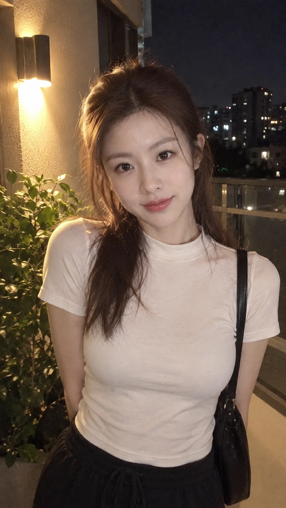 阳台上的东亚女孩深夜手机抓拍