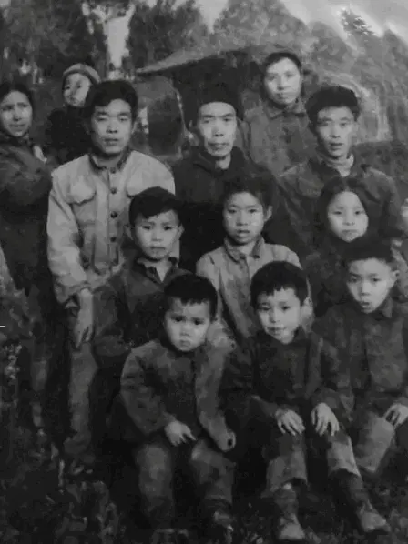 Old photo restoration Multi-person version